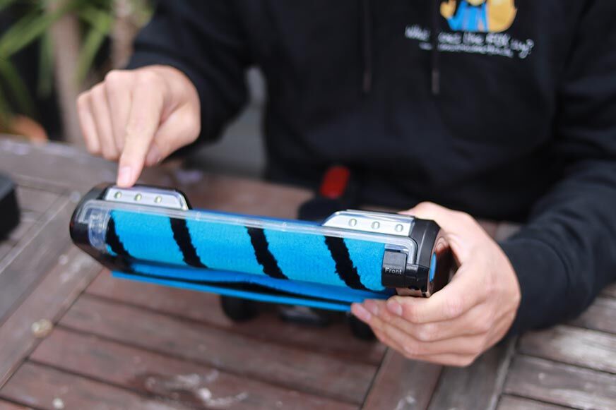 You can see the LED lights of the Shark Anti Hair Wrap Flexology. 